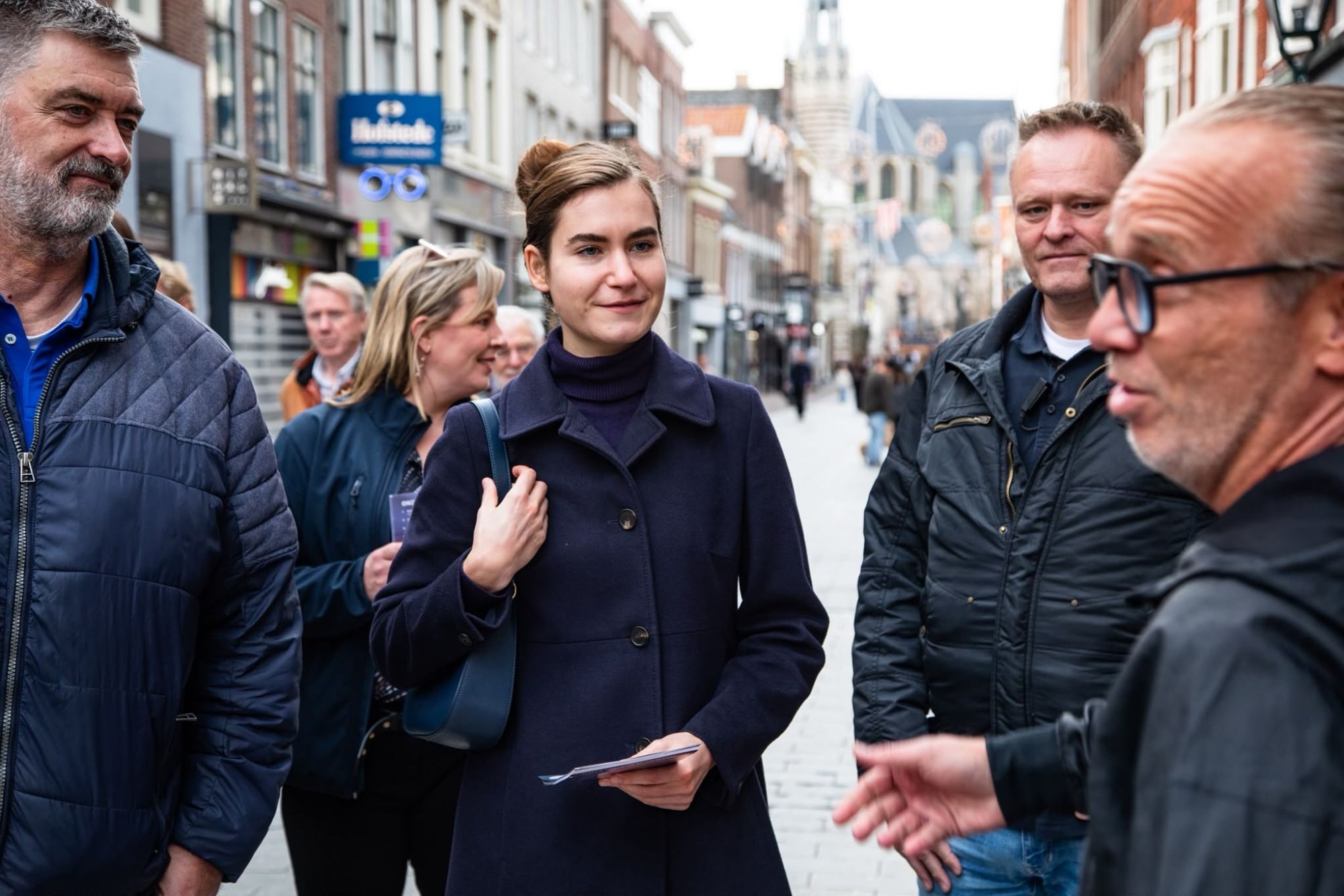 Lidewij de Vos in gesprek met mensen op straat